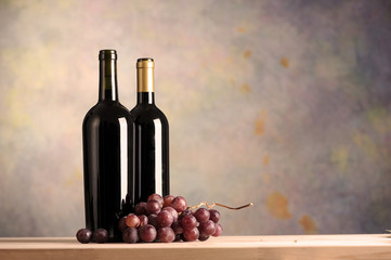 Obraz premium Wine bottles on wood floor and grunge background