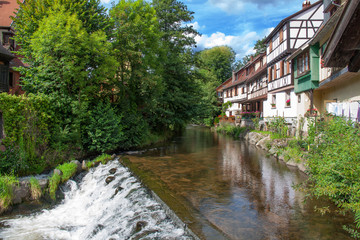Fototapeta na wymiar Bord de la Weiss à Kaysersberg, Alsace, Haut Rhin