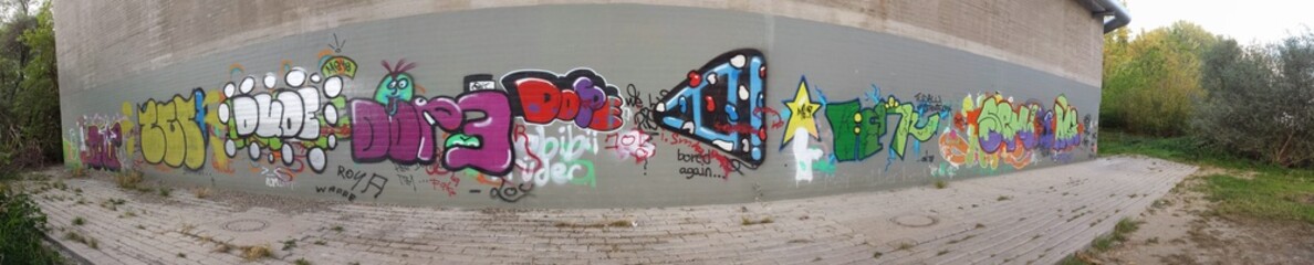 Graffitischmierereien an einer Brücke