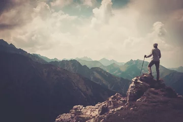 Papier Peint photo autocollant Tatras Randonneur femme au sommet d& 39 une montagne