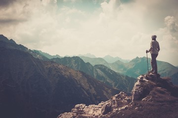 Vrouw wandelaar op een top van een berg