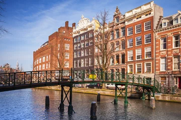 Zelfklevend Fotobehang Kleurrijke woonhuizen aan de grachtenkust in Amsterdam, Netherla © evannovostro