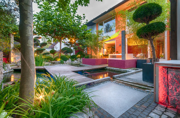 Privater Garten am Abend