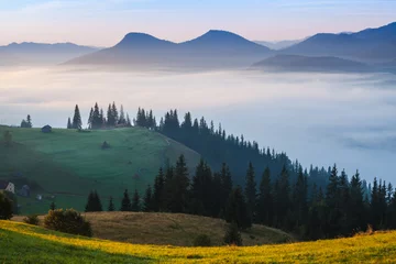 Foto op Canvas mist en wolken bergdal landschap © Dmytro Kosmenko