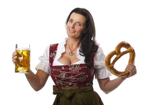 Bayerische Frau mit Bier und Brezel
