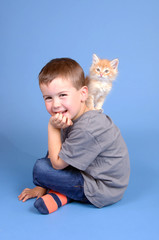 Kleiner Junge mit Katzenbaby