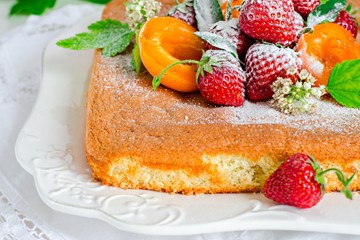 Бисквит с клубникой и абрикосами