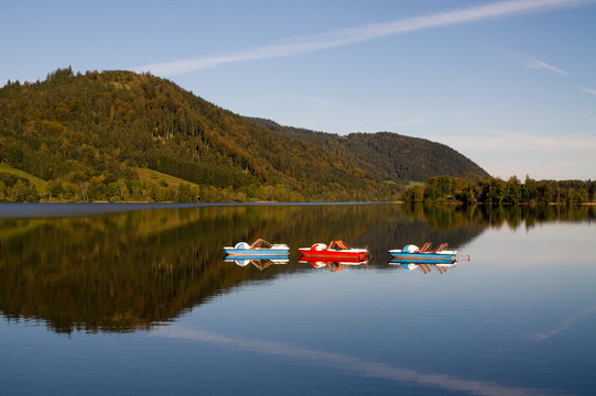 drei kleine Tretboote auf dem ruhigen Schliersee