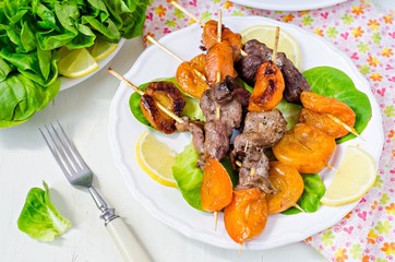 Утиная грудка с абрикосами на шпажках