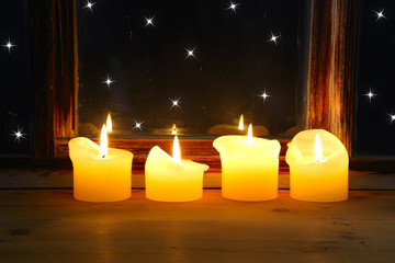 kerzen auf fensterbank