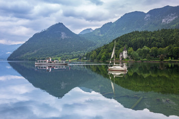 Fototapeta premium Idyllic scenery of Grundlsee lake in Alps mountains, Austria