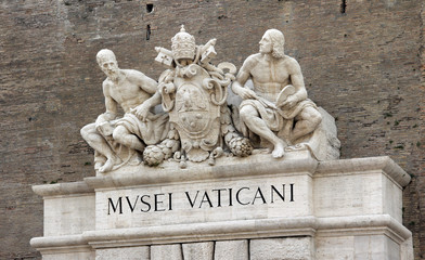 Sculpture à l'entrée des Musées du Vatican