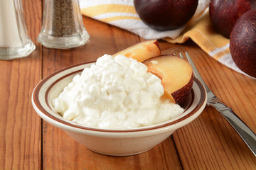 Cottage cheese and plums