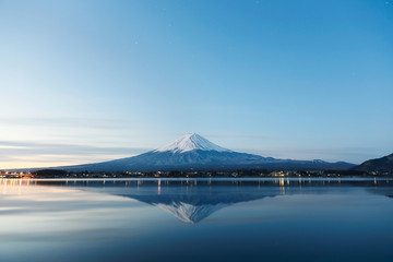 日の出前の冬の逆さ富士 - obrazy, fototapety, plakaty