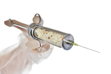 pocorn intraven&ouml;s, spritze mit popcorn, freisteller