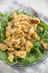 Knödel mit Ei auf Salat