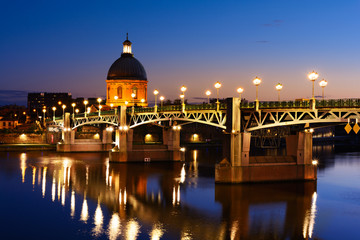 Fototapeta na wymiar Blue hour at Toulouse bridge