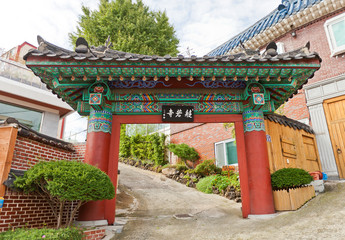 Fototapeta premium Gates of Banyasa Temple in Busan, Korea