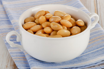 White beans   in the   bowl