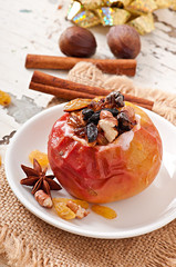 Baked apples with raisins, nuts and honey