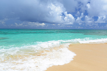美しい沖縄のビーチと夏空