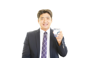 水を飲む笑顔のサラリーマン