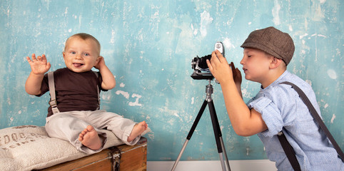 kleiner Junge fotografiert seinen Bruder
