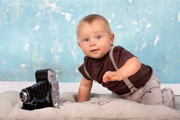 neugieriges Baby mit Kamera