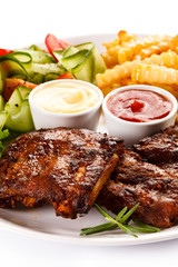 Tasty grilled ribs with vegetables
