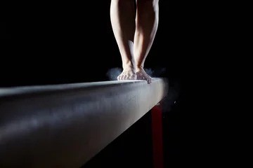 Keuken spatwand met foto voeten van gymnast op evenwichtsbalk © Alex Koch