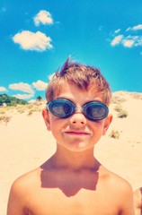 bambino con occhhialini da piscina