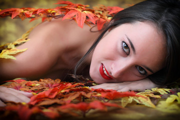 Ritratto di ragazza.Foglie d'autunno