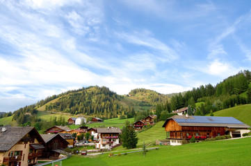 Fototapeta na wymiar Abtei/Badia - Gadertal - Dolomiten - Alpen