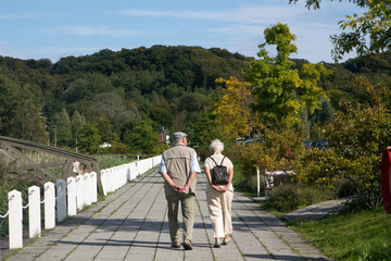 Senioren Ehepaar beim Spaziergang