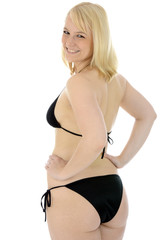 Hübsche Blondine in schwarzem Bikini