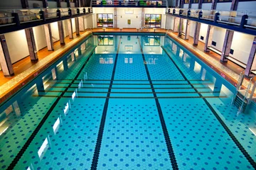 Zelfklevend behang Stadion Groot overdekt zwembad