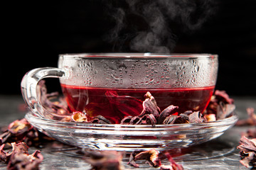 Malventee im Glas mit getrockneten Malvenblüten © steinerpicture