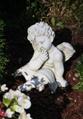 Engel mit Buch auf dem Friedhof