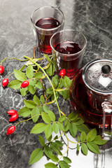 Heisser Hagebuttentee im Glas