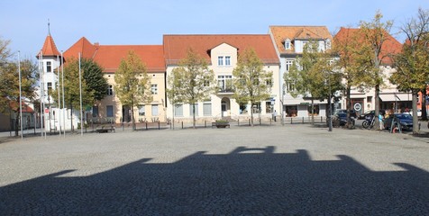 Jüterboger Marktplatz mit Rathausschatten