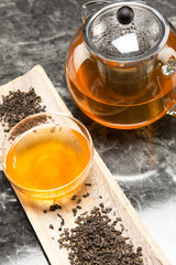 Grüner Tee Gunpowder in der Glaskanne