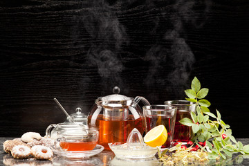 Panele Szklane Podświetlane  Herbata owocowa z owocami róży i kwiatami lipy w serwisie do herbaty