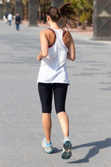 Frau joggt im Sommer