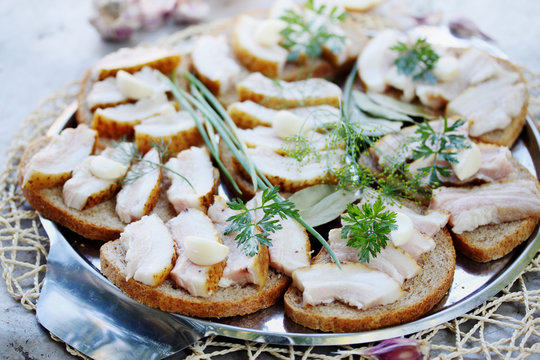 Canapes with garlic and herbs