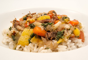 Gebratene Heuschrecken in Weißwein-Knoblauch-Sauce auf Reis