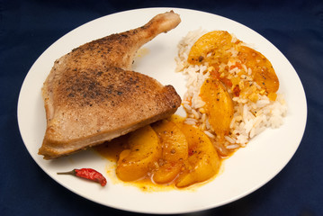 Gebratener Entenschenkel in s&uuml;&szlig;-scharfer Pfirsichsauce auf Reis