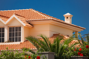 Tiled roof of a large house - obrazy, fototapety, plakaty