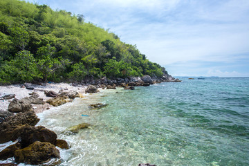 Fototapeta na wymiar seascape of beach Koh Lan in Pattaya, Thailand in summer