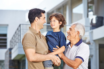 Männer einer Familie in drei Generationen