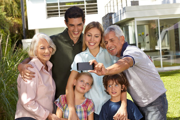Selfie von der Familie im Sommer